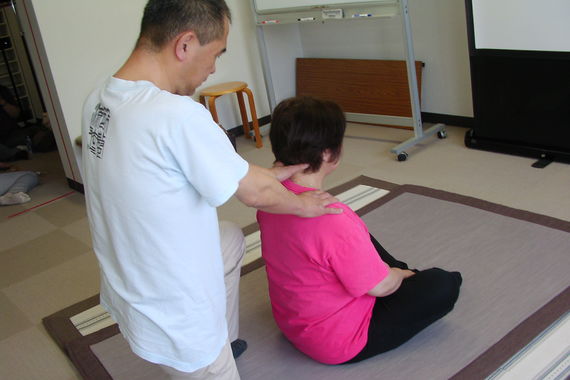 腱を正しい位置に戻す